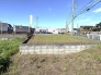 広々とした空の下、心地よい風が抜ける開放的な空間。