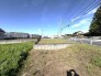 広がる青空の下、開放感のある空地で伸びやかな時間を。