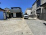 落ち着いた住宅街の風景に溶け込み、日常の静けさが漂う穏やかな住環境が整っています。