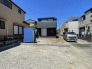 青く澄んだ空の下、静かな住宅街に佇むすっきりとした外観が、新しい暮らしの始まりを感じさせます。