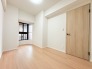 今からここを誰のお部屋にしようか、そんな洋室。