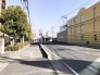 緑に囲まれた心地よい歩道が、穏やかな日常へと誘います。