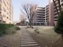 建物と自然が調和する、静かで落ち着いた雰囲気
