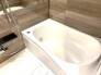 木目調の壁に調和する、澄んだ空間でくつろぎのひとときを。