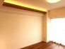 天井からの温かい光が、心地よい安らぎを演出する空間。