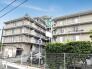 広々としたバルコニーが開放感を生む、穏やかな住まい。