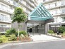 手入れの行き届いた植栽と端正な意匠が、日常に落ち着きと品格をもたらすエントランスです。