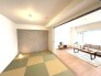 素材の異なる質感が調和し、日々の暮らしに心地よいゆとりと落ち着きをもたらす空間です。