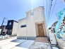 青空に映えるすっきりとした外観が、心地よい日常の始まりを予感させる住まいです。