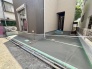 マイカースペースを１台分確保。現地で車幅と共にご確認ください。
