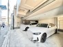 2台の車がすっきりと収まる、ゆとりのある駐車スペース。