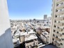 広がる街並みを眼下に、爽やかな空が広がる心地よい空間