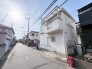 青空と建物のコントラストが鮮やかな、穏やかな街並み