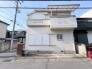 爽やかな空の下、洗練された印象の住まい。