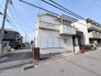 穏やかな色合いが、街並みに調和する住まい。