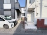 日差しに照らされた、整然とした佇まい。