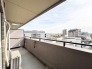 広がる街並みを望む、開放感のあるバルコニー空間。