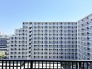 正面の建物との間はかなり距離があり開放感があります。