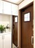 木の温もりと清潔感あふれる、心地よい空間への入り口。