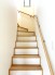 温もりある木材が柔らかな印象を与える、心地よい空間へ誘う階段。