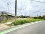 周辺環境と調和する穏やかな街並みに位置し、これからの暮らしを描く広がりを感じさせる土地です。