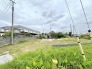 空が広く感じられる開放的な環境で、日々の暮らしにゆとりをもたらす穏やかな風景が広がっています。