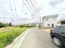 空が広がり見通しのよい、閑静な住宅街の落ち着いた雰囲気が漂う道路環境です。