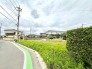 穏やかな住宅街に溶け込み、空の広がりを感じながら新しい暮らしを描くことができる開放的な敷地です。
