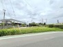 空が広く見渡せる穏やかな環境で、日々の暮らしに心地よい開放感をもたらしてくれる広々とした敷地です。