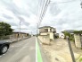 穏やかな住宅街の風景に溶け込み、日常の心地よい静けさが漂う住環境です。