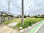 周囲を落ち着いた環境に囲まれ、これからの暮らしの構想をゆったりと広げられるゆとりある敷地です。