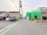 住民の方が主に利用する交通量少なめの道路に面してます。
