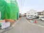 玄関が面する東側道路の奥は、通り抜けできないため通行は住人の方に限定されます。
