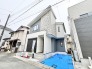 モダンなデザインが印象的な、街並みに溶け込む住まい。