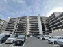 空と建物のコントラストが印象的な、開放感あふれる街並み