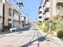 前面道路は歩道も整備され、小さなお子様にも安心です。
