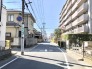 車通りの少ない閑静な住宅地、のびのびした子育てに適します。
