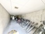 整然と並ぶ自転車、都市生活の快適な足元を支える空間。