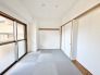 木目と白が調和する、静けさを感じる空間