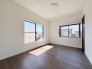 今からここを誰のお部屋にしようか、そんな洋室。大きさは6帖です。
