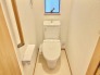 トイレはやっぱり白が１番落ち着きますね。もちろん衛生面でも嬉しいウォシュレット機能付きです。
