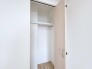 清潔感のある空間に、ゆったりとした収納スペースが広がります。