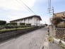 穏やかな街並みに溶け込む、趣ある佇まい。