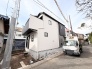 モノトーンの外壁が洗練された印象を与える、モダンな住まい。