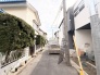緑豊かな生垣に囲まれた、穏やかな街並み