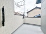 隣家との調和を感じさせる、落ち着いた佇まい。