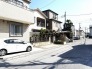 澄み渡る空の下、穏やかな時間が流れる住宅街の風景