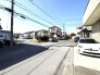 穏やかな空の下、静かに佇む住まいのある街並み