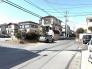 穏やかな日差しが心地よい、静かな住宅街の風景。