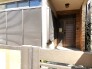 落ち着いた木調のドアが、温かな空間へと誘います。